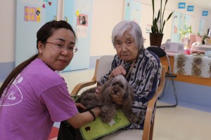 さわやか参番館でお年寄りと一緒