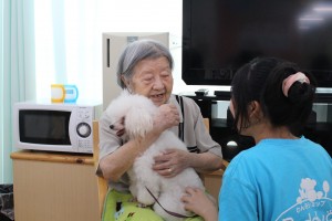 大畠にあるさわやか参番館でセラピー活動でお年寄りが笑顔