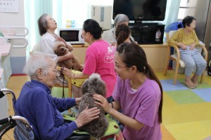 笑顔になるドッグセラピー活動