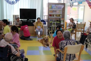 ボランティアも笑顔になるドッグセラピー