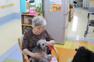 住宅型有料老人ホームでドッグセラピー