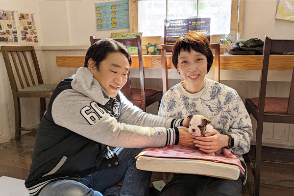 犬と人が穏やかに過ごす様子