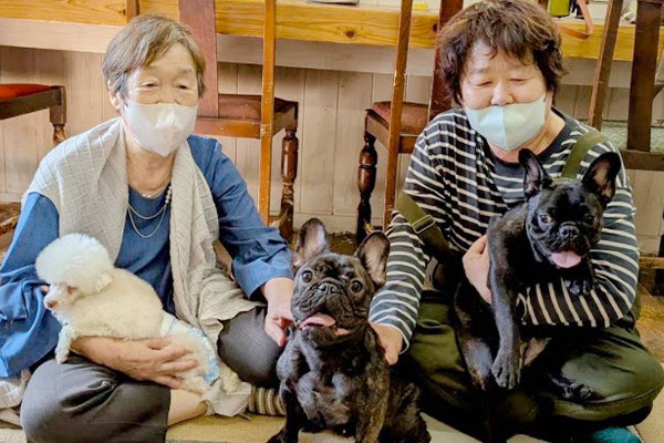 高齢の方と犬が穏やかに過ごす様子