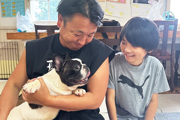 成犬と人が穏やかに関わる様子